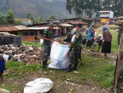 TNI Bantu Masyarakat Bersihkan Pasar Tiom