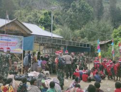Di Beoga, TNI Berbagi Bingkisan Natal