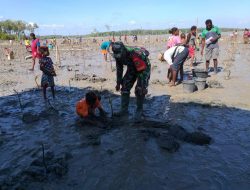 TNI Dan Masyarakat Gelar Penghijauan di Pesisir Pantai Wamal