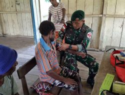 TNI Lakukan Layanan Kesehatan Rutin Kepada Masyarakat di Kampung Wetkim