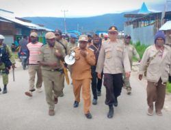 Wabup Deiyai Turun Langsung Lakukan Pelarangan Miras dan Judi di Wagete
