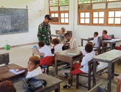 Di Keerom, TNI Bantu Ngajar Baca Tulis