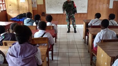 Di SD Impres Mulia, Pak TNI Ngajar Latihan PBB