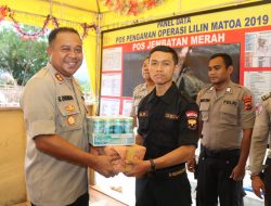 Begini Cara Kapolres Gustav Berikan Semangat Kepada Aparatnya di Pos Pelayanan Operasi Lilin Matoa