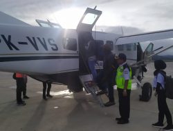 Penerbangan Perdana, Susi Air Siap Layani Warga Peguteng