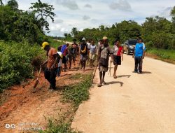 Polsek Nambay Tanam Pohon di Jalan Trans Kepi