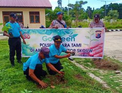 Peduli Penghijauan, Tanam Pohon Juga di Sekitar Polsubsektor Skow-Perbatasan