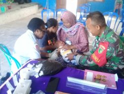TNI Bantu Petugas Puskesmas Beri Layanan Posyandu di Kampung Jaya Makmur