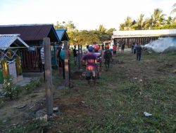Begini Kebersamaan TNI dan Masyarakat Saat Gotong Royong di Kampung Obutai