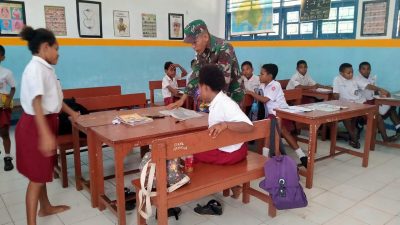 Satgas TNI Pos Berbagi Ilmu di SD Inpres Nafri