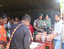 TNI Bantu Dinas Ketahanan Pangan Merauke Gelar Pasar Murah di Kampunh Yanggandur