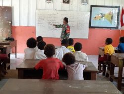 TNI Bantu Ngajar Baca Tulis di SD YPK Kampung Buepe, Merauke