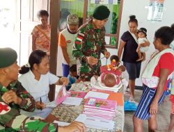 TNI dan Petugas Kesehatan Gelar Posyandu di Kampung Trimuris Mambra