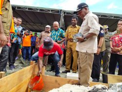 Bupati Jayapura Letakan Batu Pertama Pembangunan Rumah Contoh Korban Luapan Air Danau
