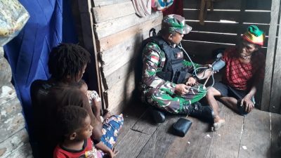 Di Keerom, TNI Lakukan Pengobatan dan Pembagian Sembako