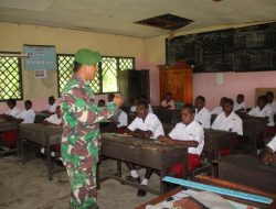 Bantu Guru, Pak TNI Ngajar Matematika di Kampung Epem