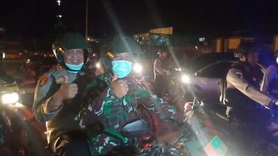 Berboncengan, Kapolres dan Dandim 1710 Mimika Pimpin Patroli dan Beri Imbauan Masyarakat Cegah Corona