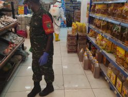 Di Sentani Babinsa Bantu Semprot Cairan Disinfectan