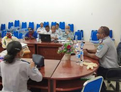 Dishub Kabupaten Jayapura Bagikan Edaran Bupati Kepada Sopir Taksi