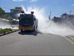 Polisi Turunkan Mobil “Water Canon” Semprot Jalan Dengan Desinfektan