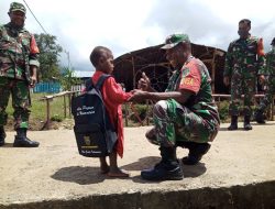 TNI Polri Kembali Salurkan Bantuan Sembako di Distrik Serambakon