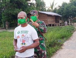 Di Boven Digoel, Dandim dan Ketua Persit Bagikan Masker