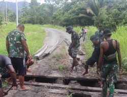 Gotong Royong Masyarakat dan Satgas TMMD Perbaiki Jembatan di Kampung Kibay