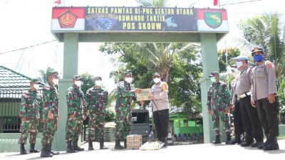 Jalin Sinergitas di Tengah Pandemi Covid-19, Kapolresta Berikan Bama di Pos Satgas Pamtas RI