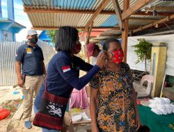 Cegah Corona, Unit PPA Sat Reskrim Polres Biak Bagikan Masker