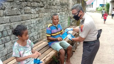 Antisipasi Covid-19, Polisi Bagikan Masker Gratis Di Jayapura Utara