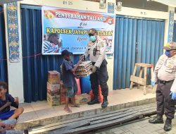 Polisi Bagikan Sembako Kepada Anak Jalananan di Entrop