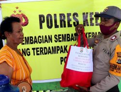Peduli Wabah Covid-19, Polres Keerom Bersama Bhayangkari Bagikan Sembako Pada Warga