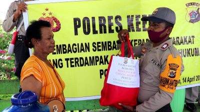 Peduli Wabah Covid-19, Polres Keerom Bersama Bhayangkari Bagikan Sembako Pada Warga