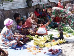 Polri dan TNI Sebarkan Paket Sembako untuk Warga Terdampak Covid-19 Kota Wamena