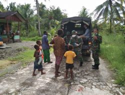 TNI Bagikan Sembako di Kampung Muare, Mimika