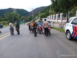 Antisipasi Penyebaran Covid-19, TNI-Polri dan Pemerintah Distrik Gelar Swiping di Batas Kota