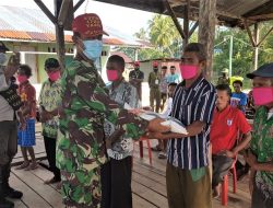Babinsa Koramin Yapen Bantu Pemda Bagikan Sembako dan Masker kepada Masyarakat