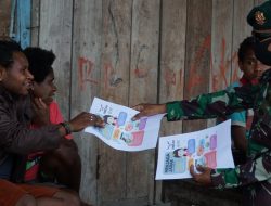 Cegah Penyebaran Covid-19, Yonif 754/ENK Bagikan Brosur Sosial Distancing di Kampung Utikini