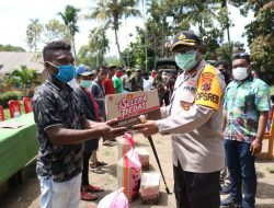 Kapolresta, Dandim Serta Ketua Pemuda Sairei Bagikan Sembako Ke Mahasiswa Terdampak Covid-19