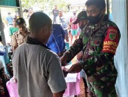 Danramil Yapen Barat Bantu Petugas Salurkan Dana Bantuan dan Masker Dampak Corona