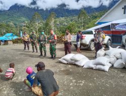 Pemkab Tolikara Salurkan Bantuan Beras kepada warga di 4 Distrik