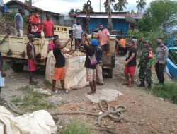 TNI Polri Mamberamo Raya Bantu Pemerintah Bongkar Muatan APD dan Sembako Kiriman dari Jayapura
