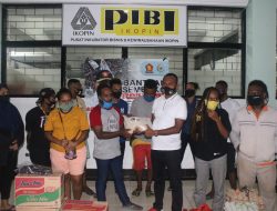 Hari ini, Yan Mandenas Serahkan Bantuan Covid Kepada 3 Asrama Mahasiswa Papua di Bandung