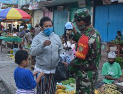 Kodam Cenderawasih Bagi Masker Kepada Pengendara di Kota Jayapura