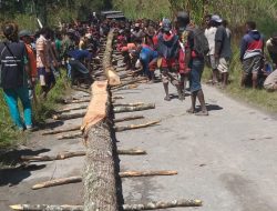 Masyarakat Swadaya Bangun Jembatan Hewet Distrik Assotipo