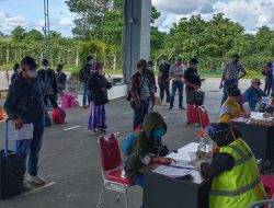 Petugas Kesehatan Bandara Timika Periksa Dokumen Perjalanan Penumpang