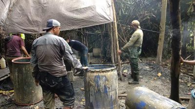 Polisi Bakar Pabrik Pembuatan Miras Lokal di Dalam Hutan