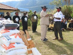 Kelompok Tani di Distrik Bpiri Terima Bantuan Beras Dan Alat Kerja