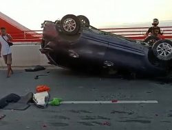 Di Jembatan Youtefa, Mobil Terbalik Tabrak Trotoar