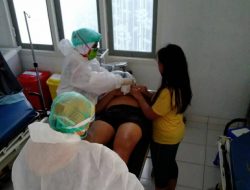 Rekreasi di Pantai Hoktekam Seorang Pria Jatuh Dan Meninggal Dunia